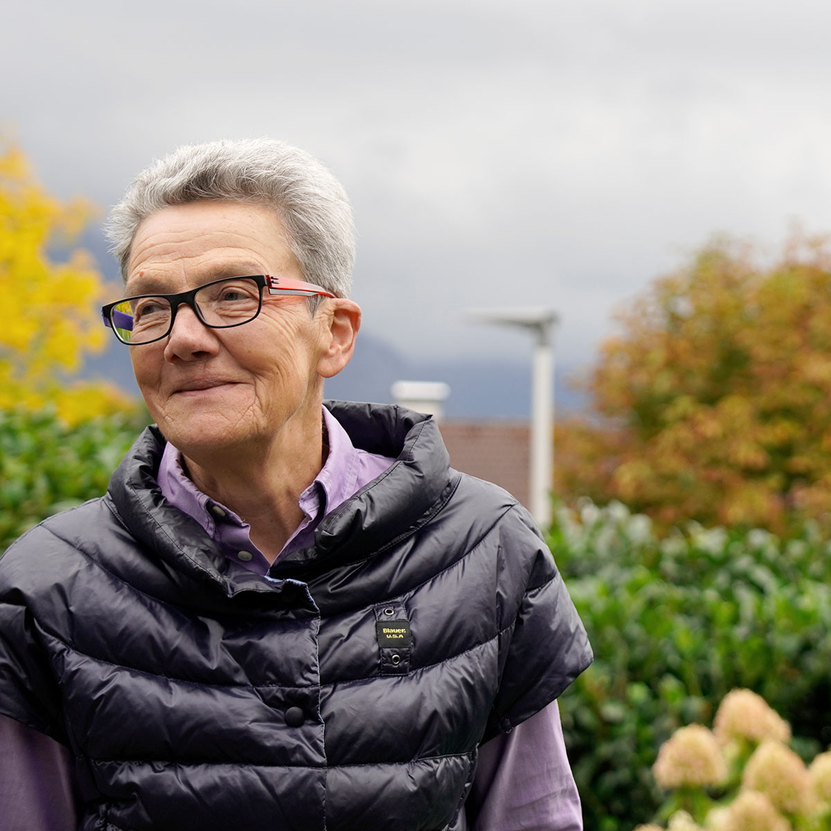 Senior im Freien beim Spaziergang