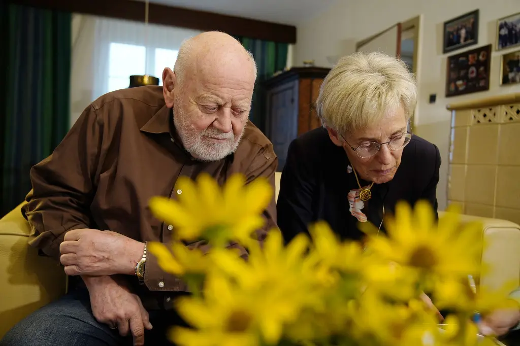 Älteres Ehepaar auf dem Sofa im Wohnzimmer
