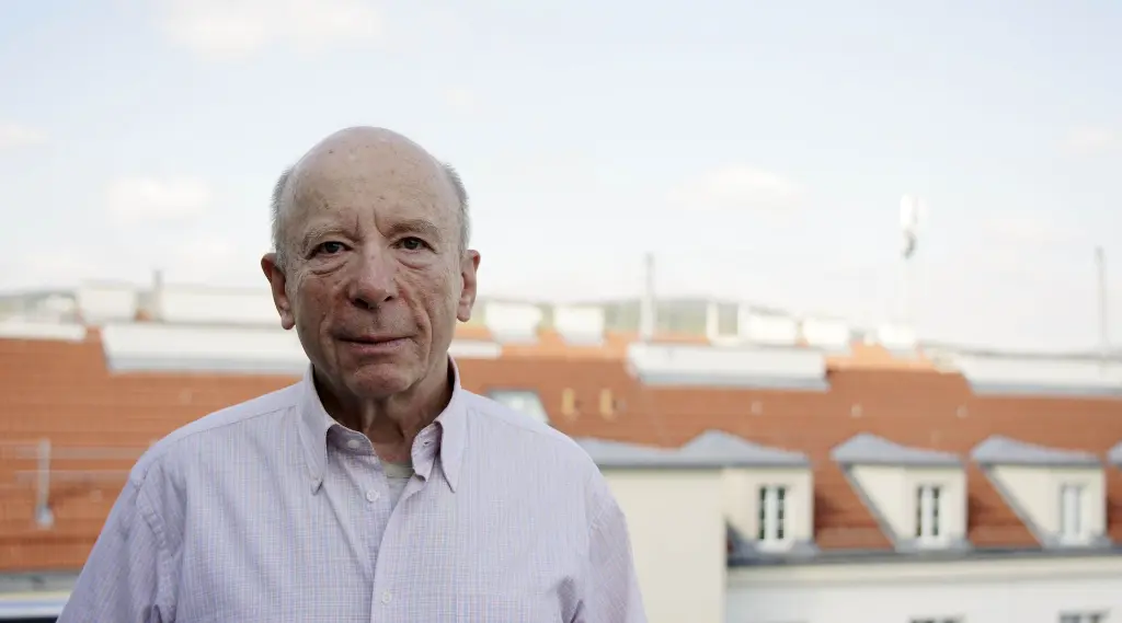 Ein Herr im Vordergrund und Häuserdächer im Hintergrund