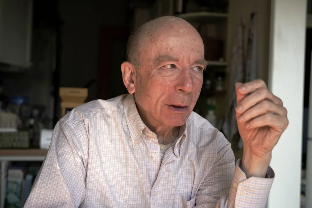 Ein Herr in nachdenkender Pose