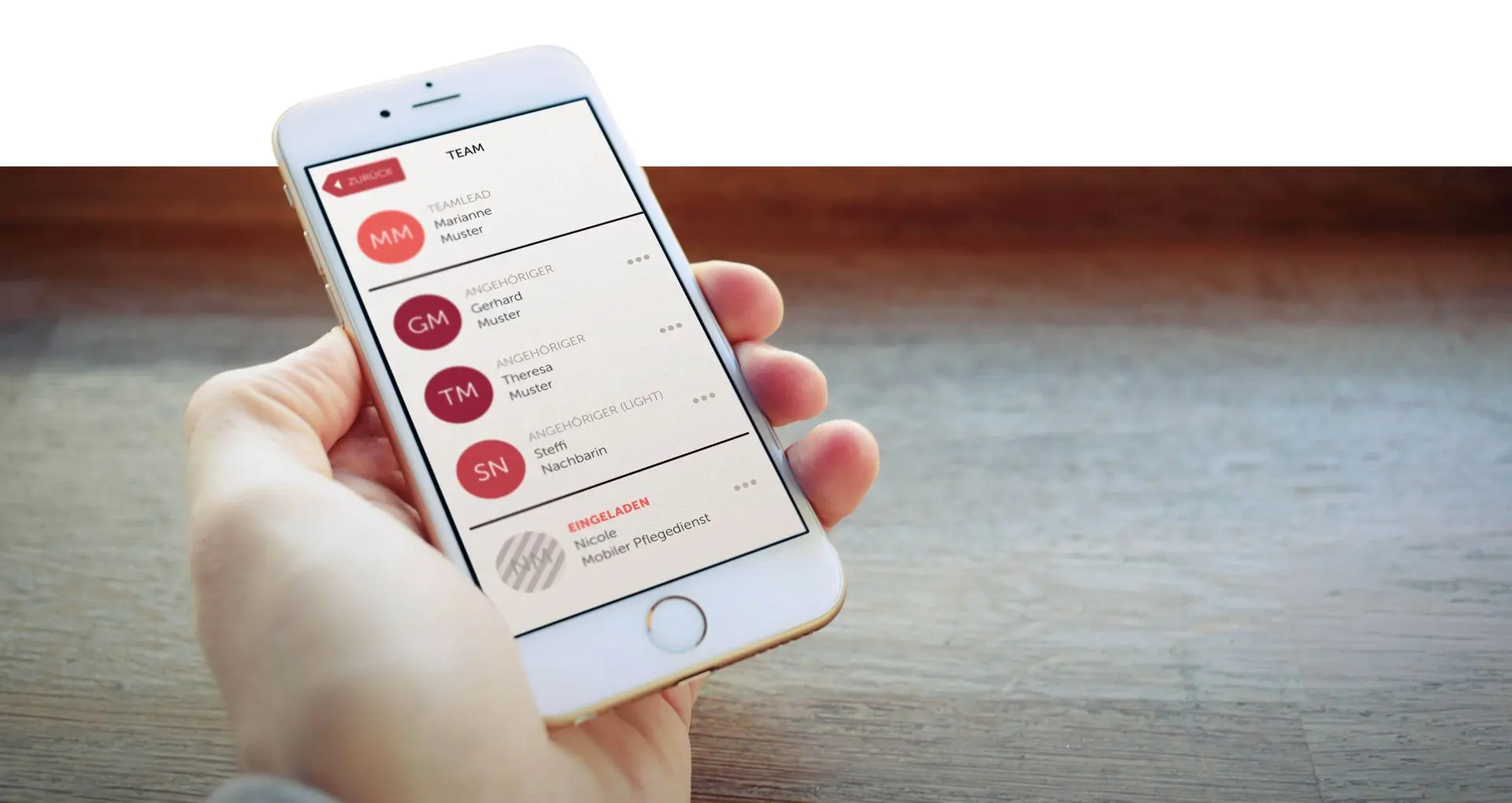 Smartphone mit Paula-App und einer Liste an hinzugefügten engen Bezugspersonen