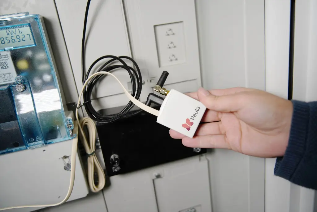 Paula-Box angeschlossen an den Smart Meter im Stromkasten eines Hauses.