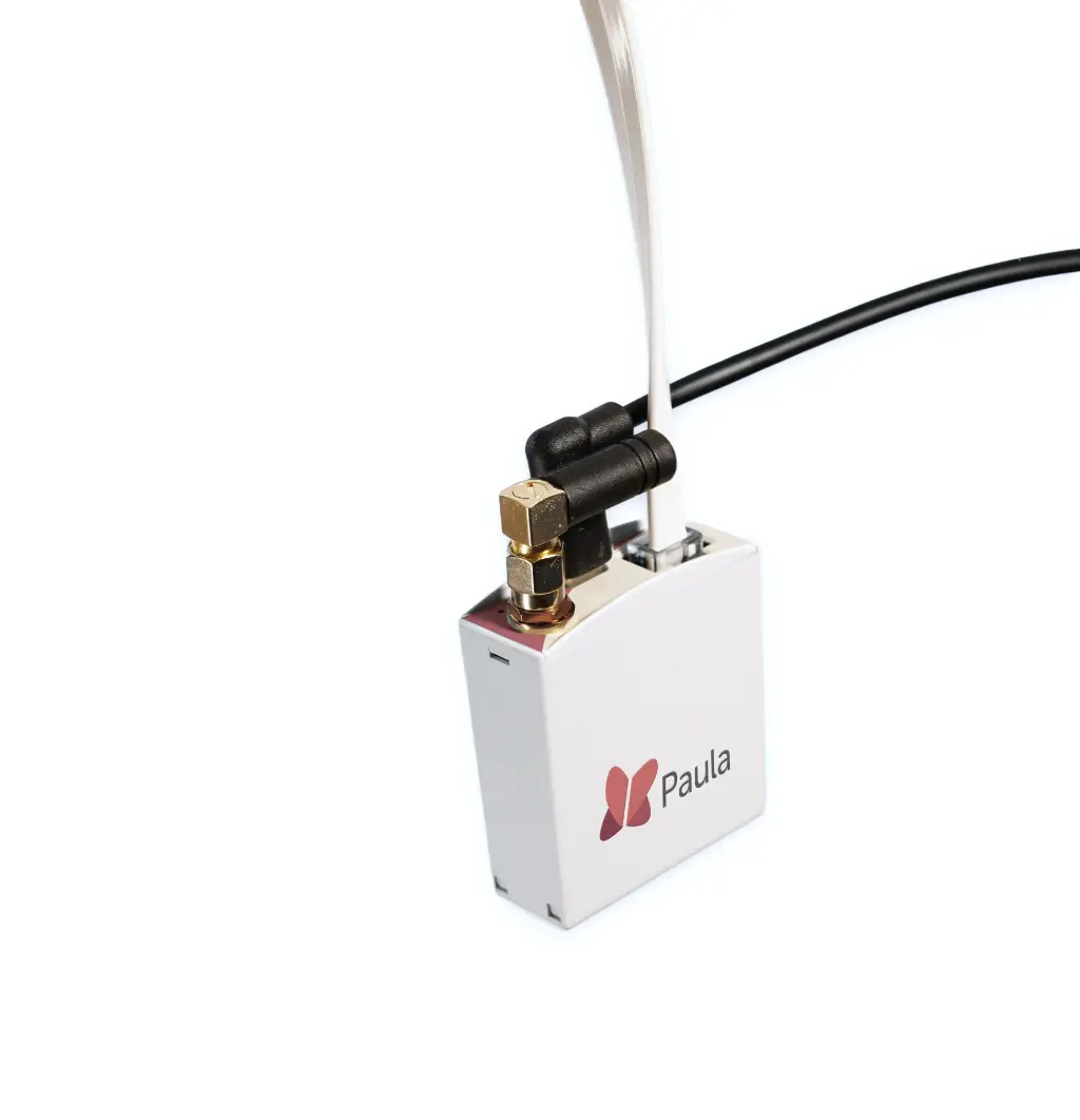 Paula-Box mit Anschlüssen und Kabeln.