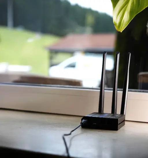 Internetrouter auf Fensterbank, der kabellose Kommunikation mit Paula-Box ermöglicht.