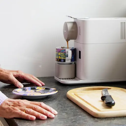 Jemand bedient eine Kaffeemaschine.