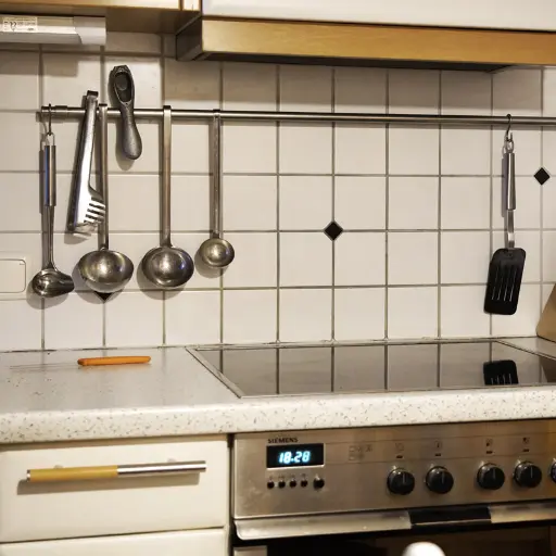 Küche mit Herd, Ofen und Schöpfkellen, die an der Wand hängen.