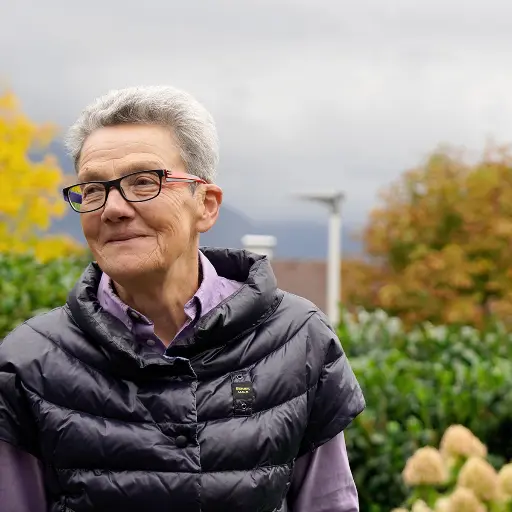 Senior im Freien beim Spaziergang