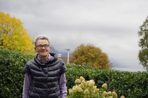 Dame im Garten mit grünen Büschen im Hintergrund