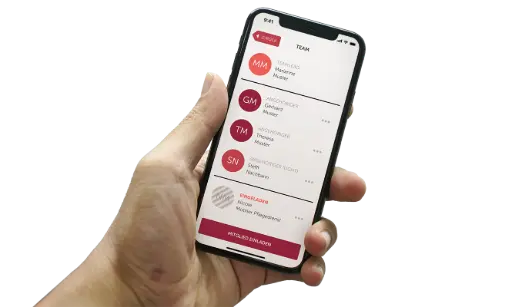 Hand hält Smartphone, auf dem eine App mit Kontakten und Notfallfunktion angezeigt wird
